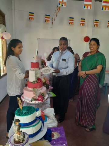 Certificates are awarded to cake production training course winners (2023-10-16)